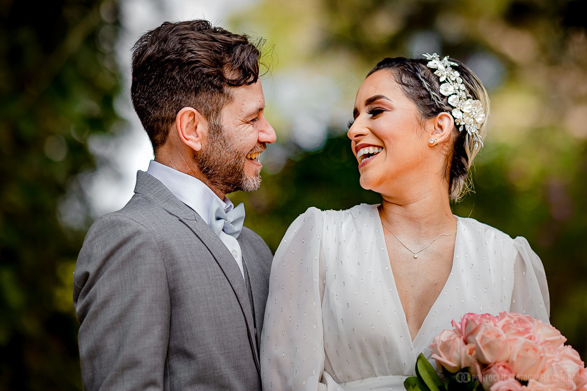 noivos se olhando e sorrindo noiva segurando o buquet no Elopement Wedding no Espaço Laforet
