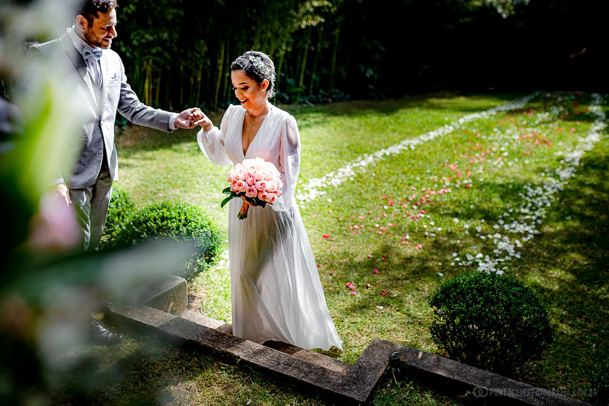 Elopement Wedding no espaço laforet , noivo segurando a mao da noiva