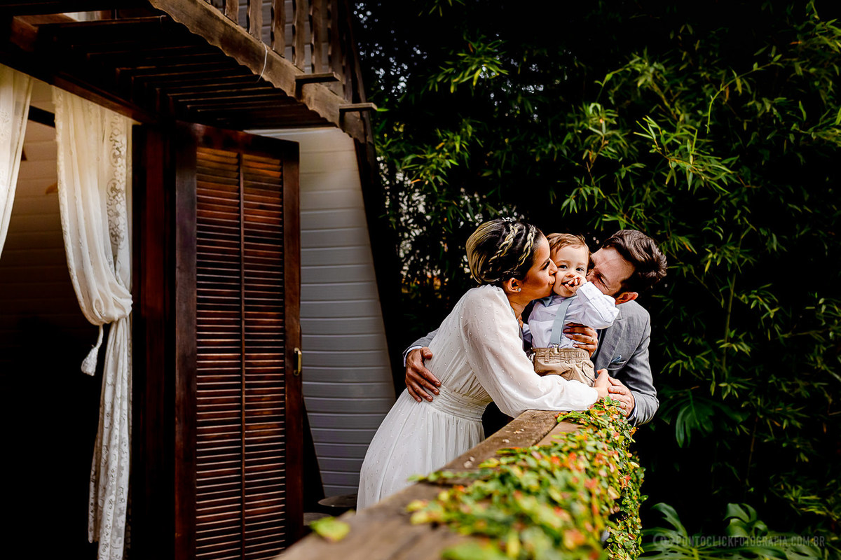 noivos beijando seu bebe pajem no chalé do Espaço Laforet