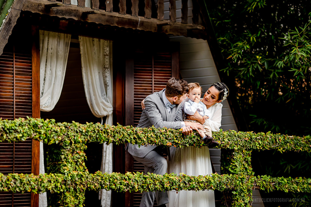 noivos brincam com seu bebe pajem no chale do espaco laforet