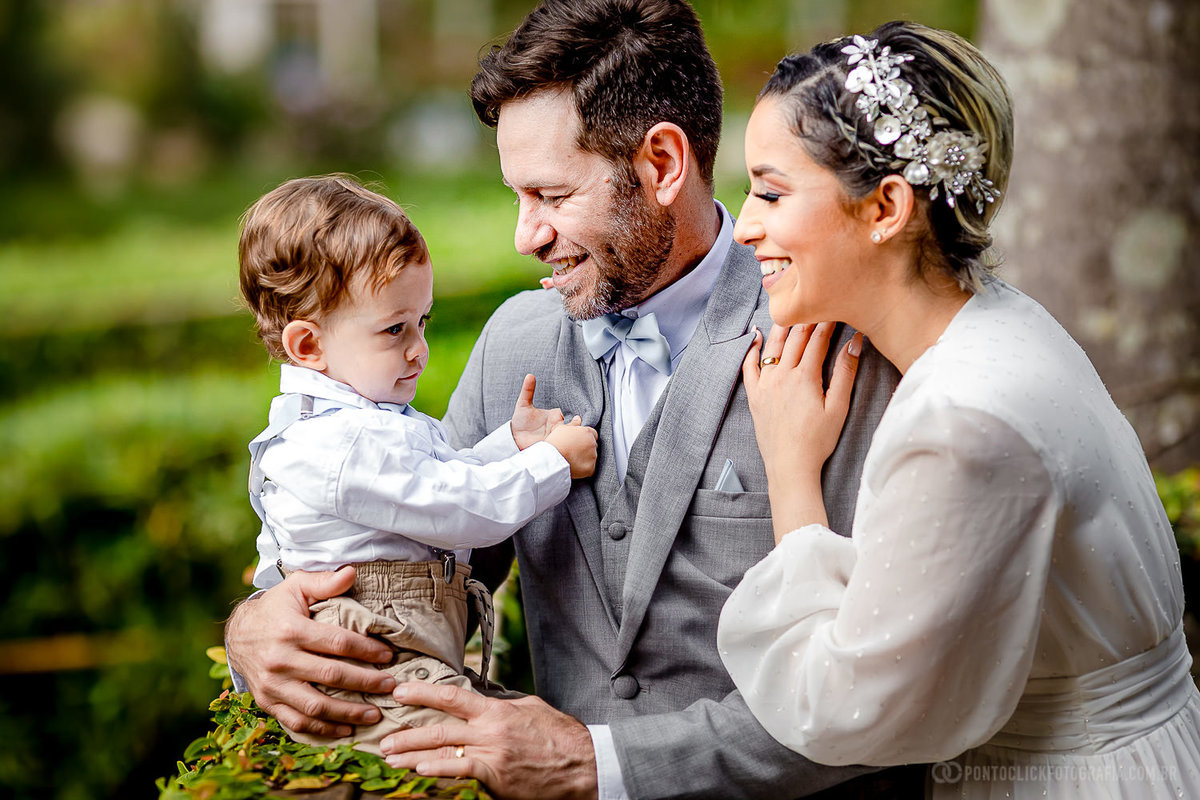 noivos olhndo para bebe pajem sentado na mureta do chale no espaço laforet