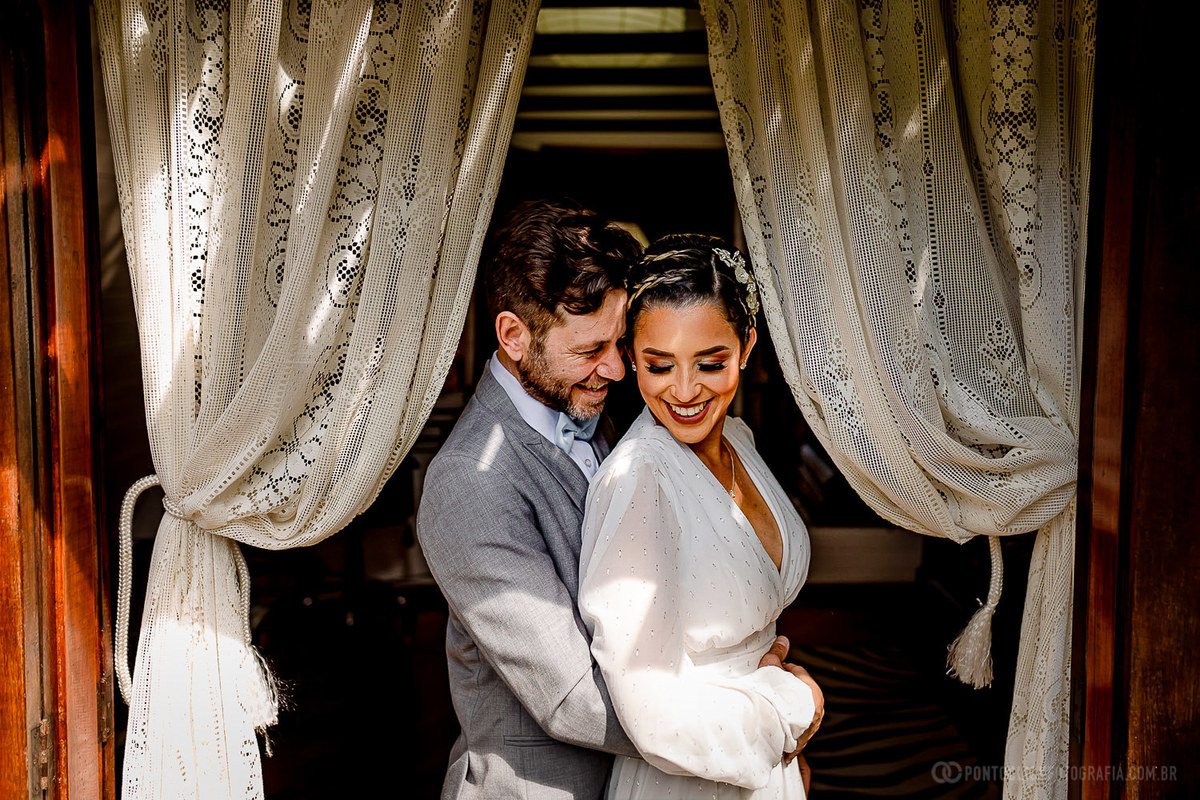 noivos abraçados na porta do chale da noiva no Espaço Laforet