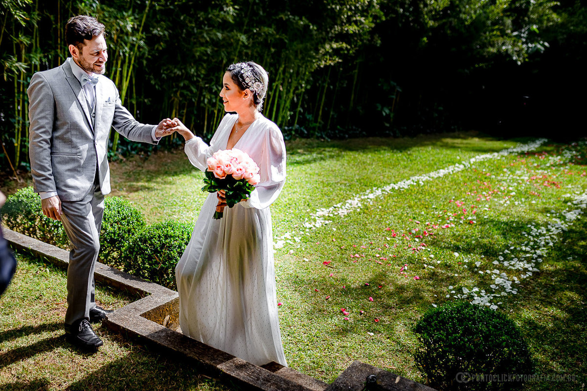 Elopement Wedding no espaço laforet , noivo segurando a mao da noiva e olhando nos olhos dela