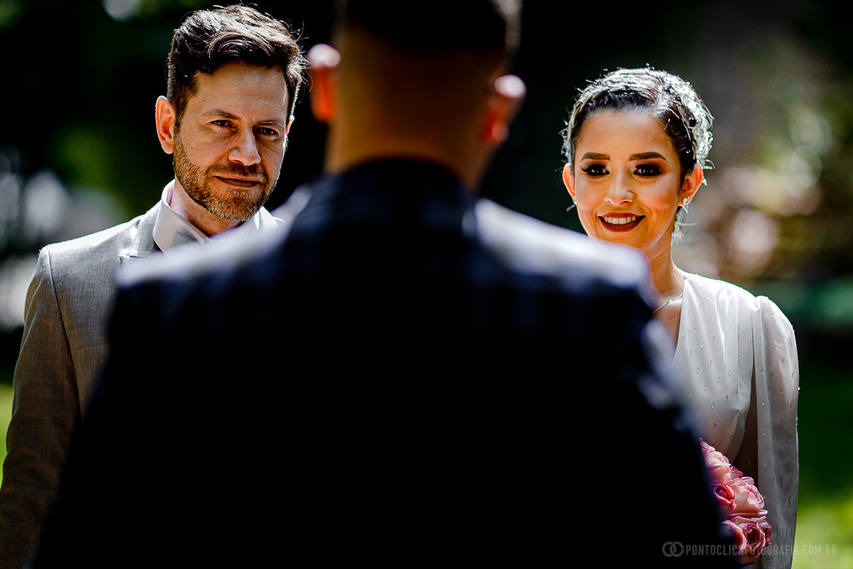 casal olhando para o celebrante no Elopement Wedding no espaço laforet