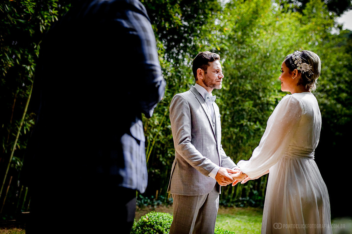 noivos segurando as maos e olhando um para o outro no espaço laforet  em sao roque