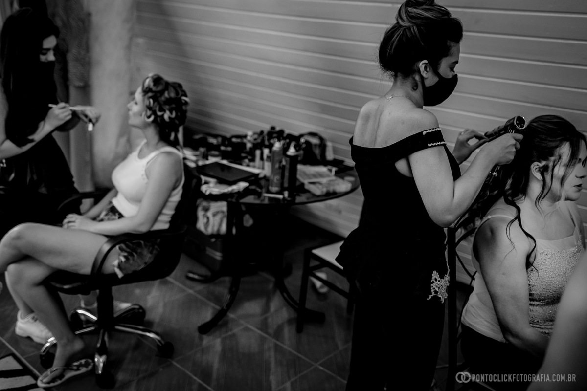 noiva e mae da noiva se maquiando para o casamento no chale da noiva no espaco laforet