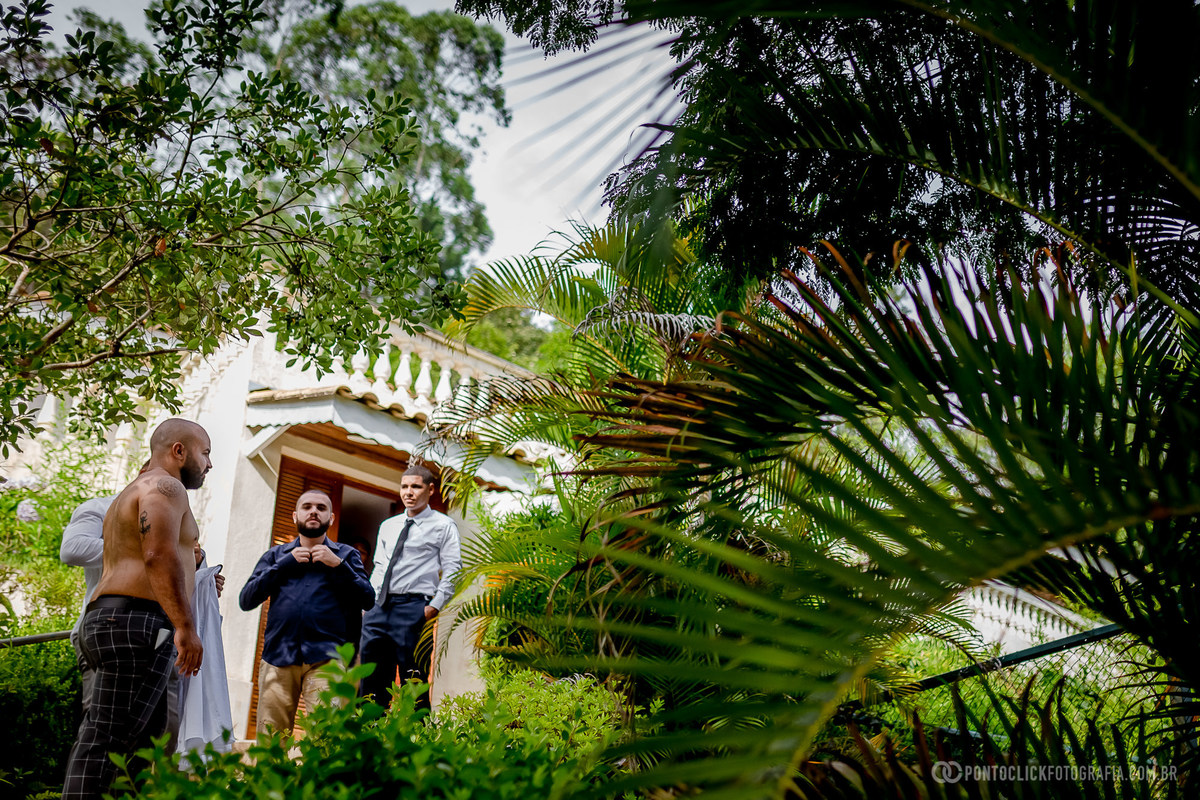 amigos do noivo se vestindo na sacada