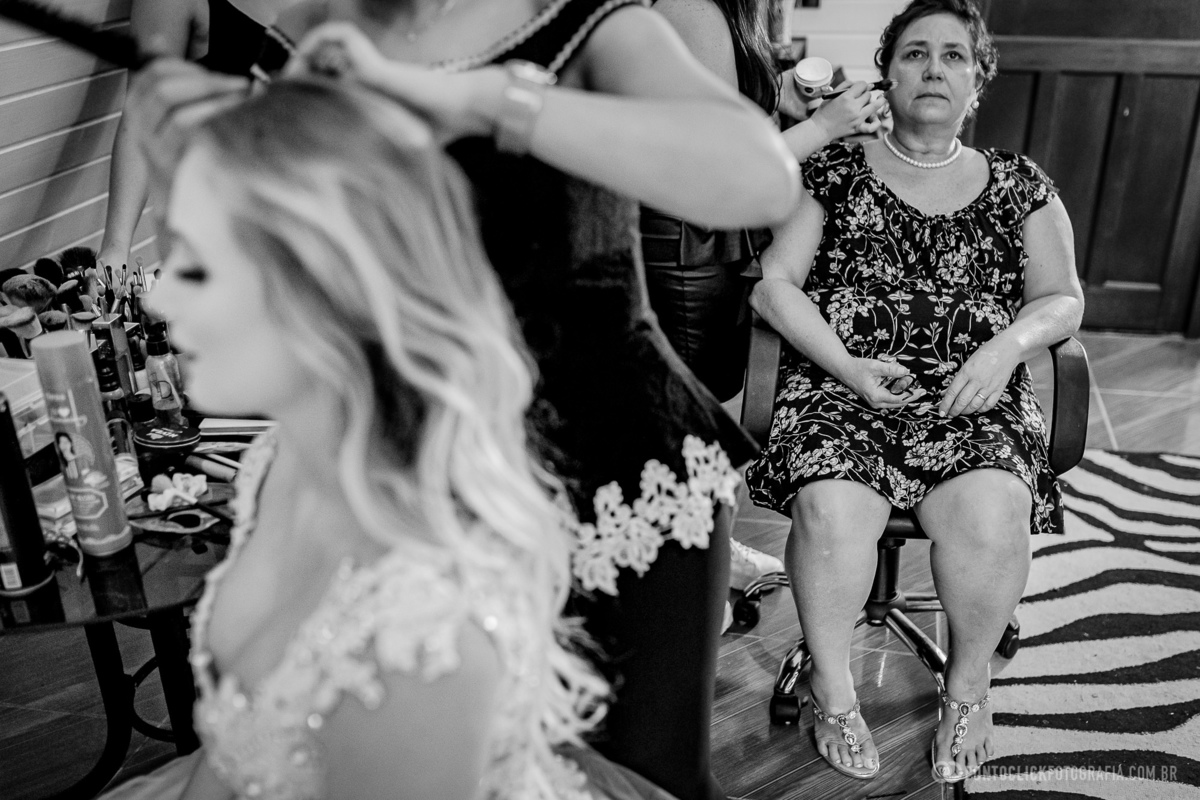 noiva e mae da noiva fazendo sua maquiagem no chale do espeaço laforet
