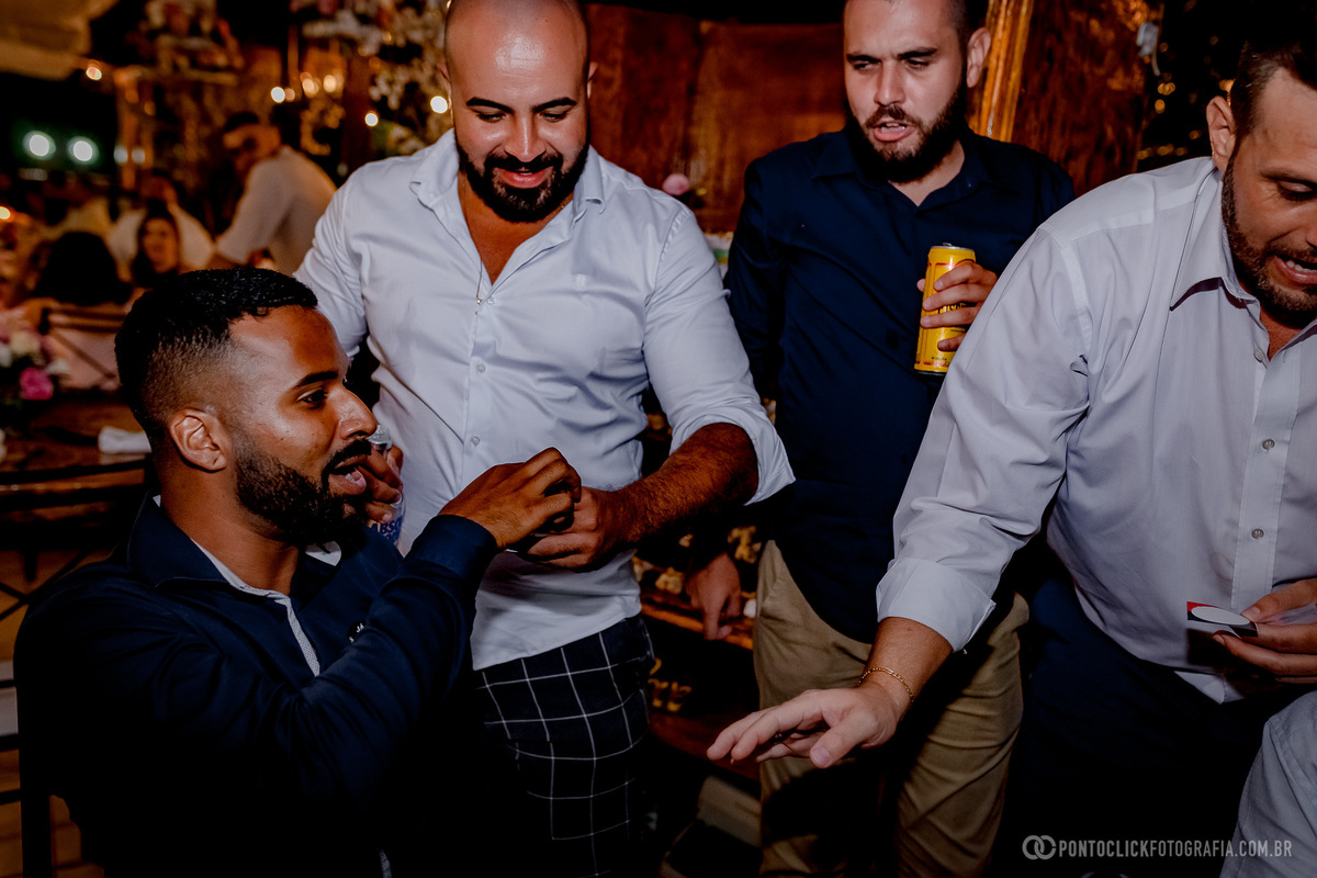 amigos do noivo sorrindo e falando