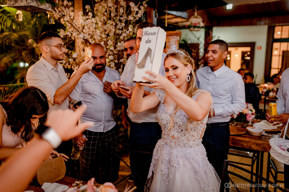 novia segurando uma caixa