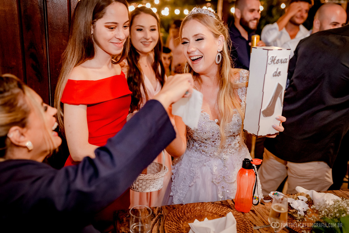 noiva interagindo com convidados e segurando uma caixa