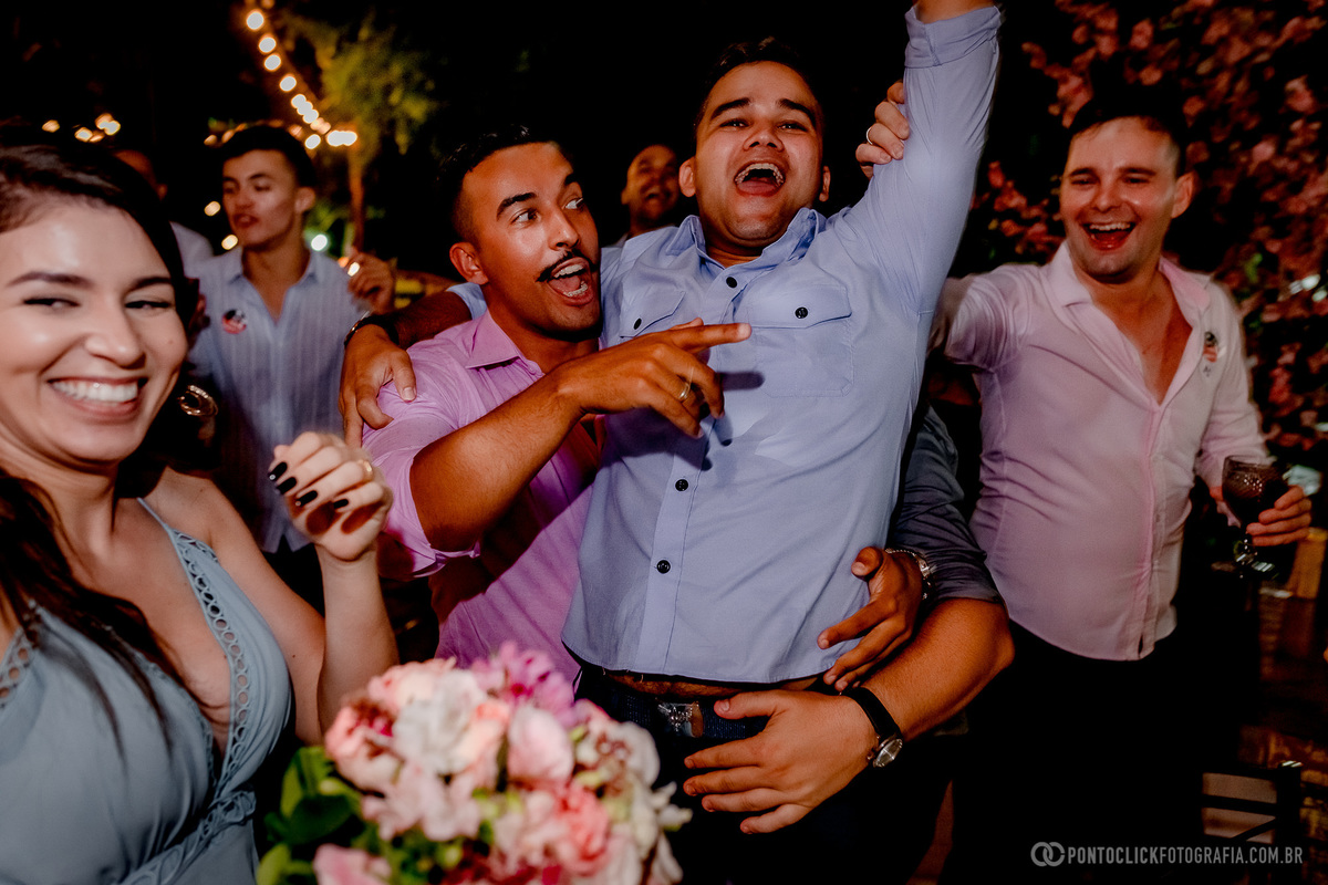 amigos do noivo brincando