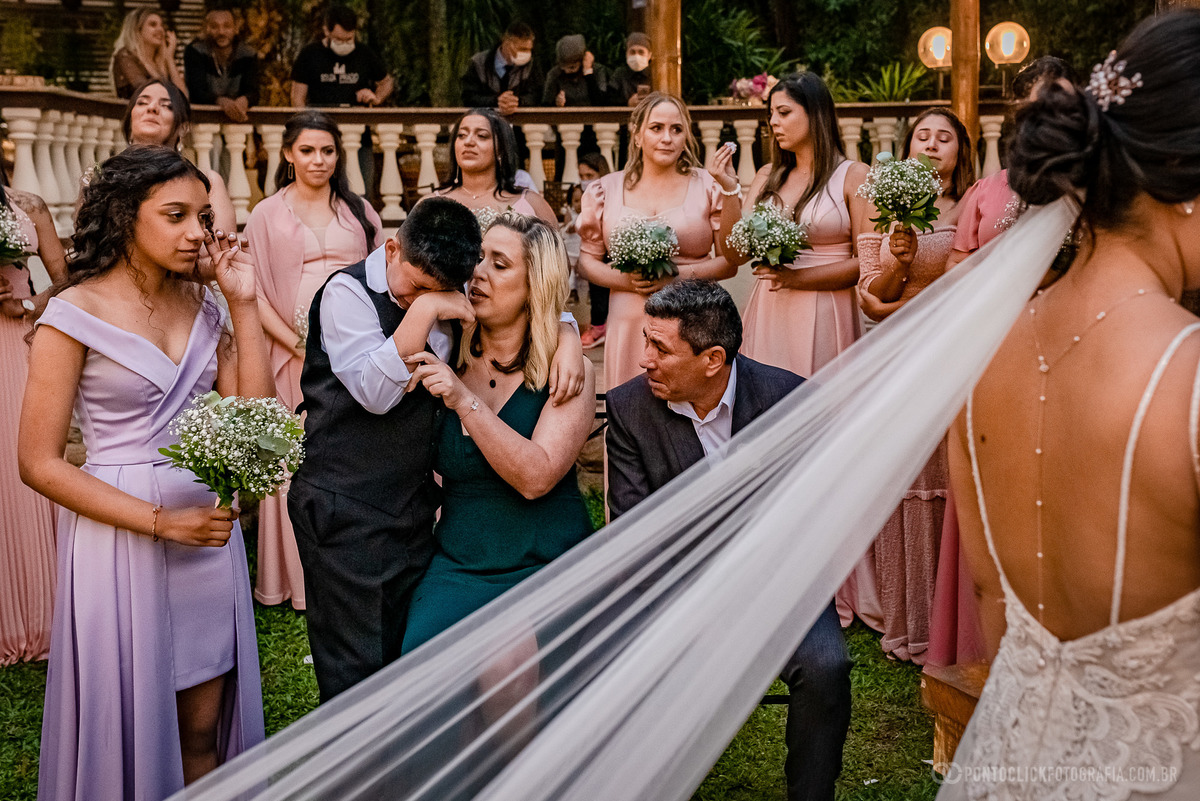 pagem irmao da noiva chorando emocionado daminha irma do noivo emocionado mae da noiva abraçando o pagem emocionado no espaco laforet