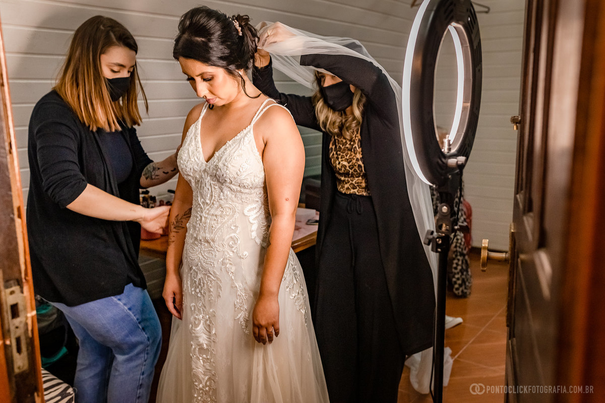 maquiadora e cabeleleira arruma a noiva antes da ceriminia comecar dentro do chale da noiva no espaco laforet