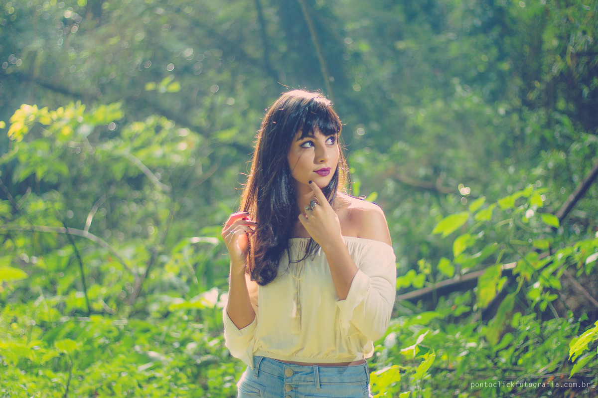 Ensaio casual em são roque , modelo com a mão no rosto