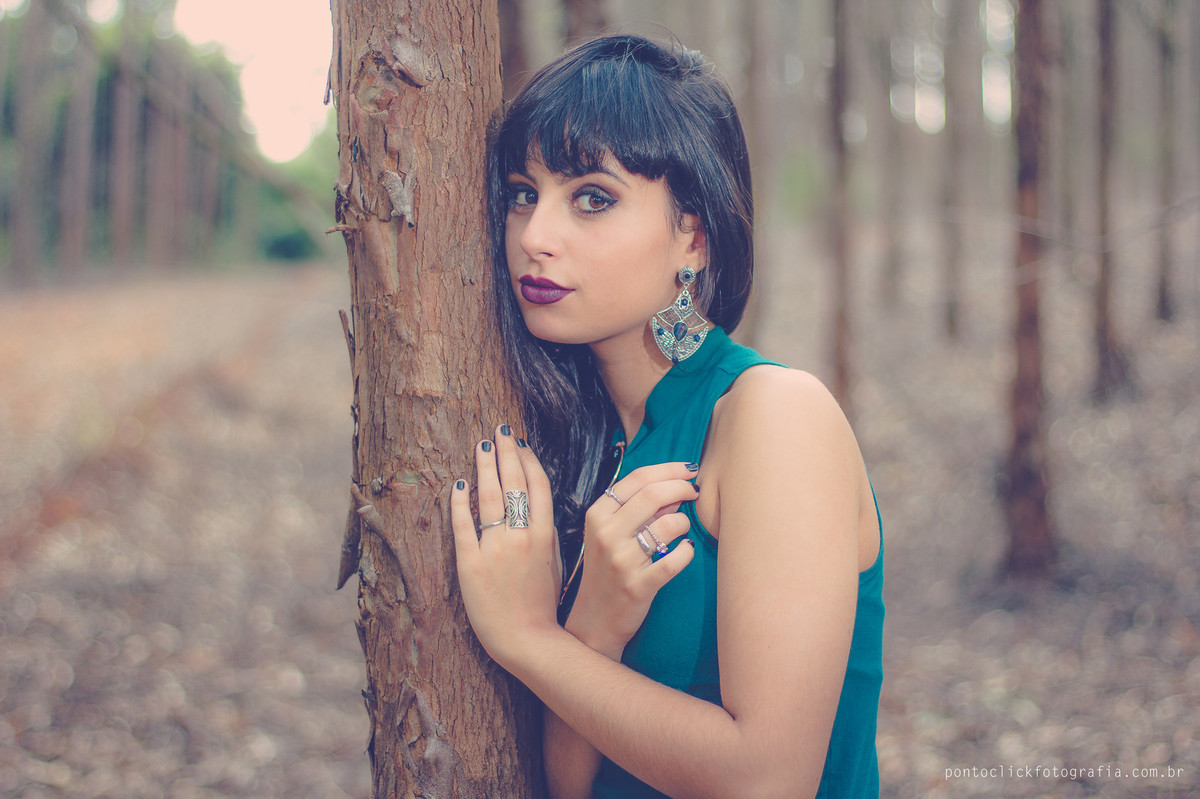 modelo encostada na arvore em aluminio