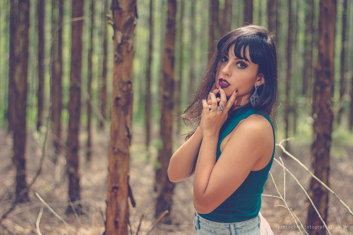 ensaio casual com a milena callas com a mão no rosto