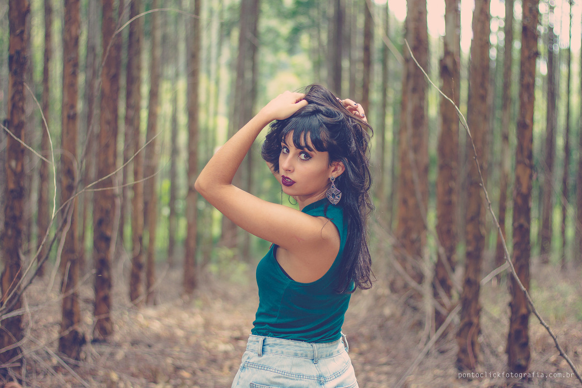 ensaio fotográfico com a milena de costas