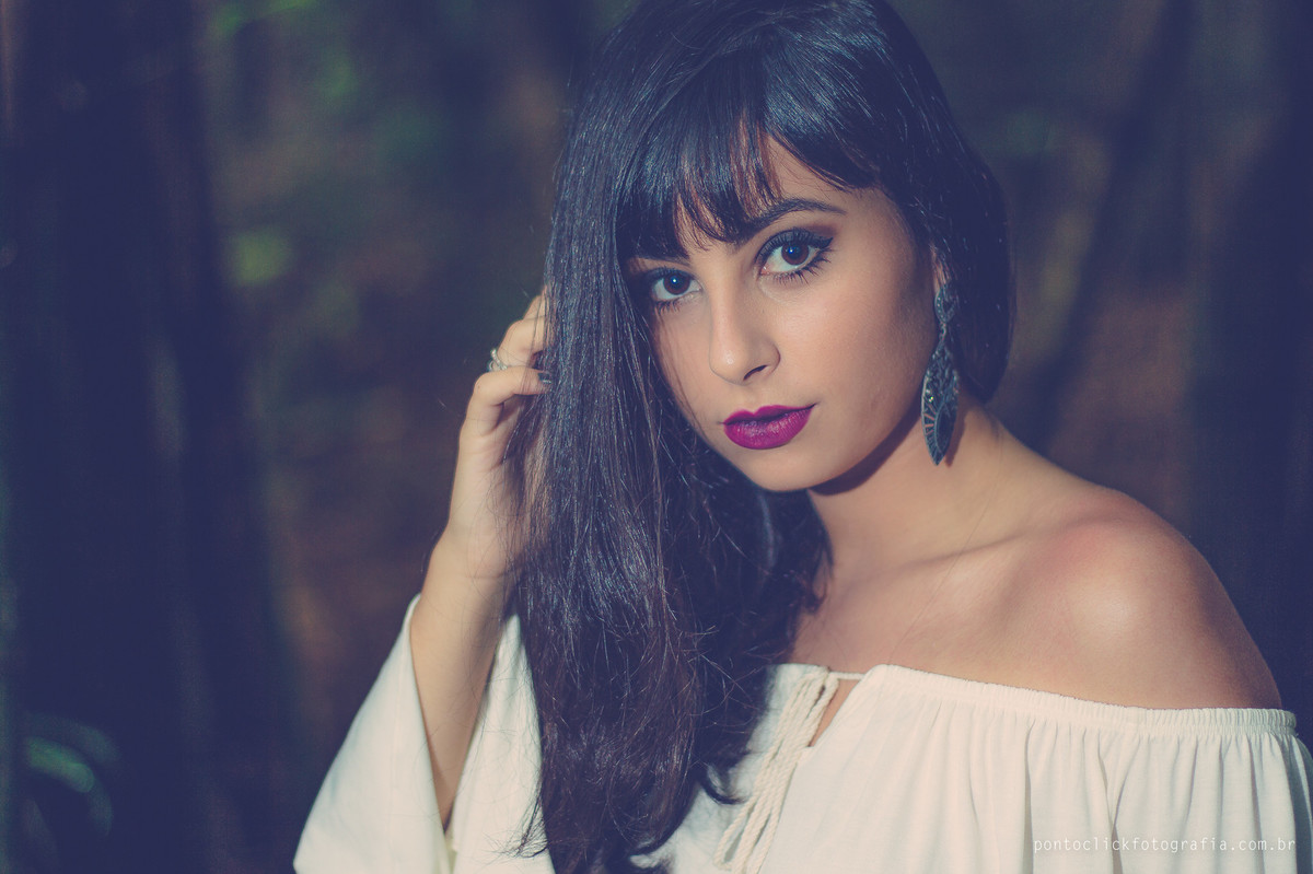 Ensaio casual em são roque , modelo com a mão no rosto