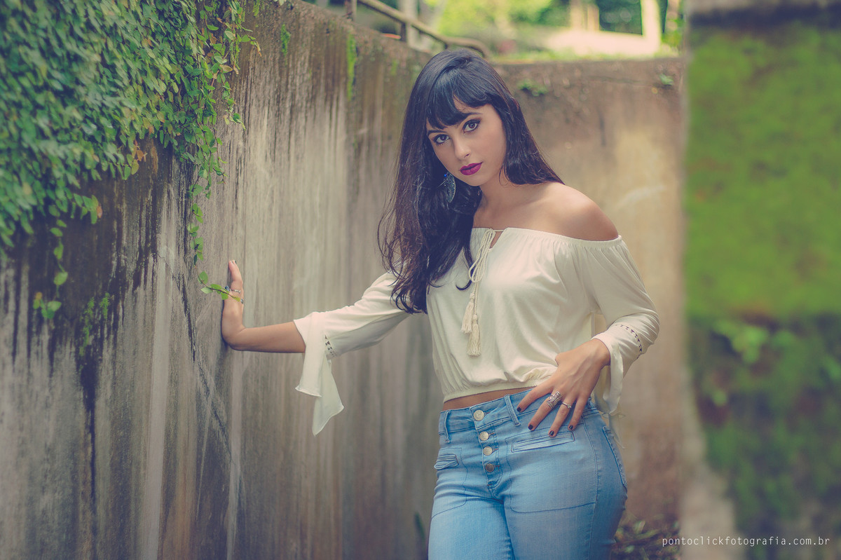 Ensaio casual em são roque , modelo com a mão na parede