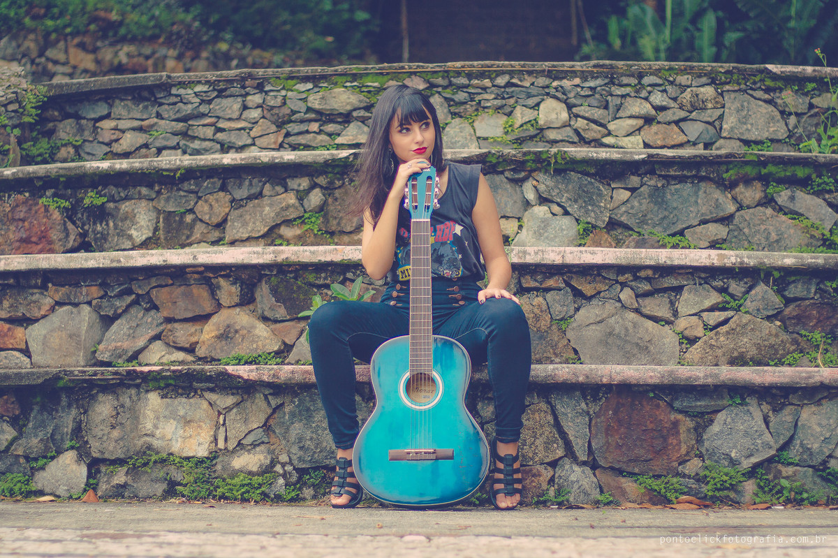 Ensaio casual em são roque , modelo com violão