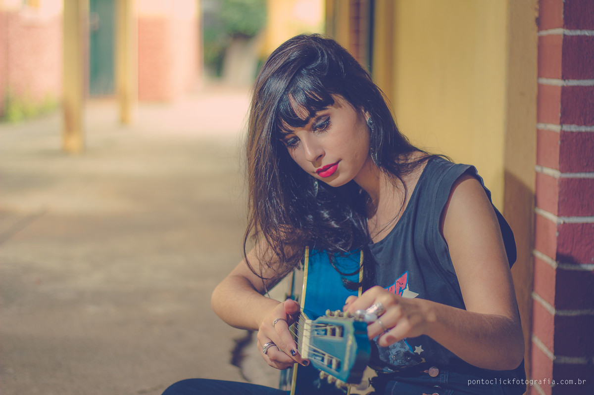Ensaio casual em são roque , modelo com a mão no violão na brasital