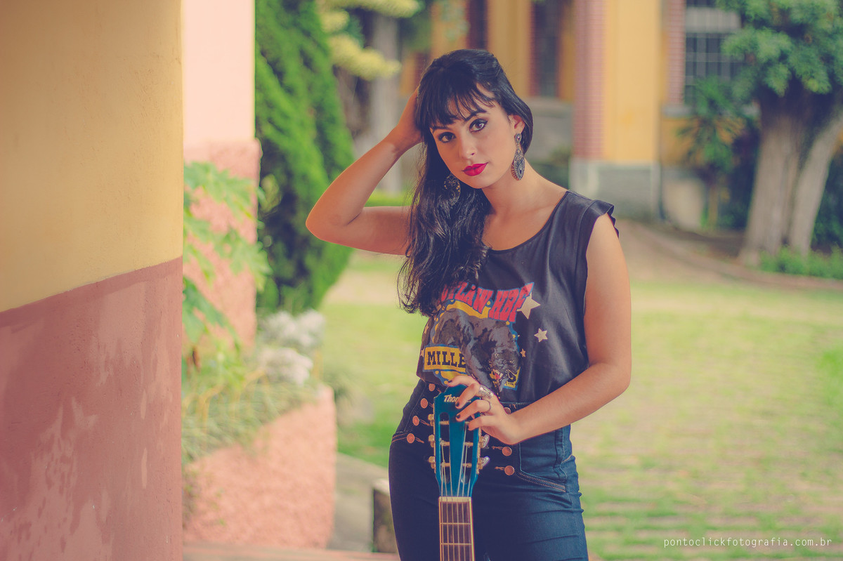 Ensaio casual com a mão na cabeça e violão