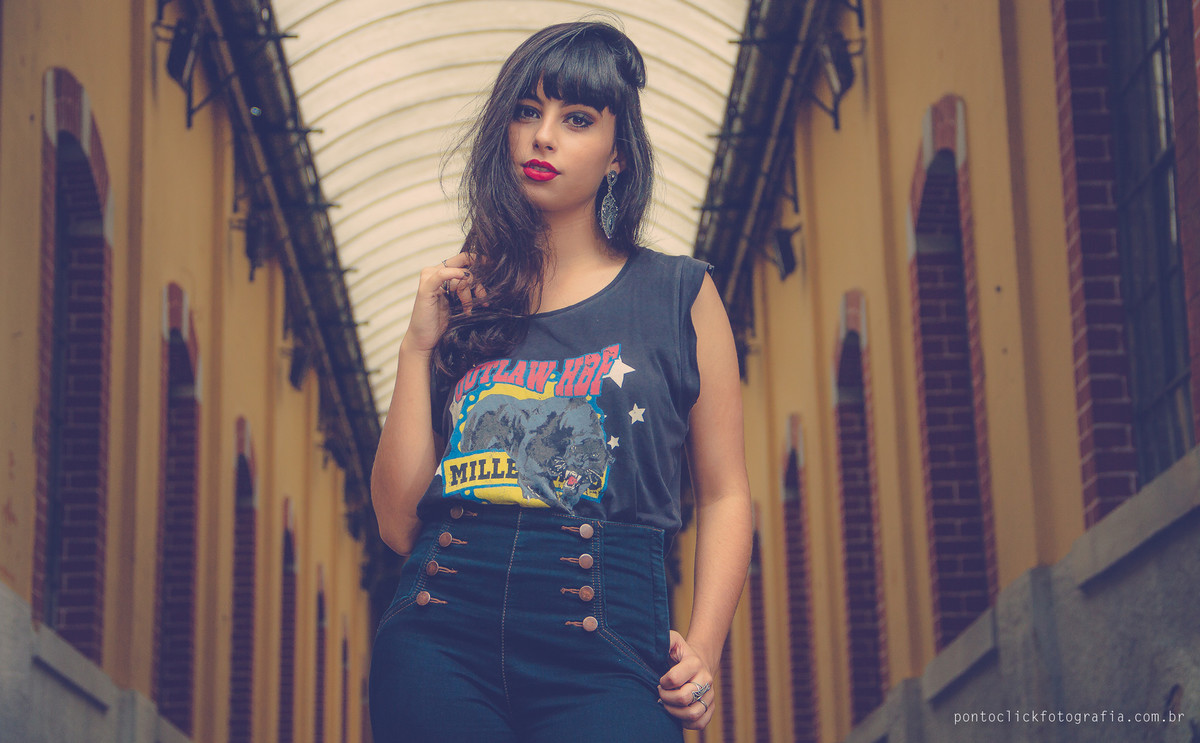 Ensaio casual em são roque , modelo com a mão na cintura