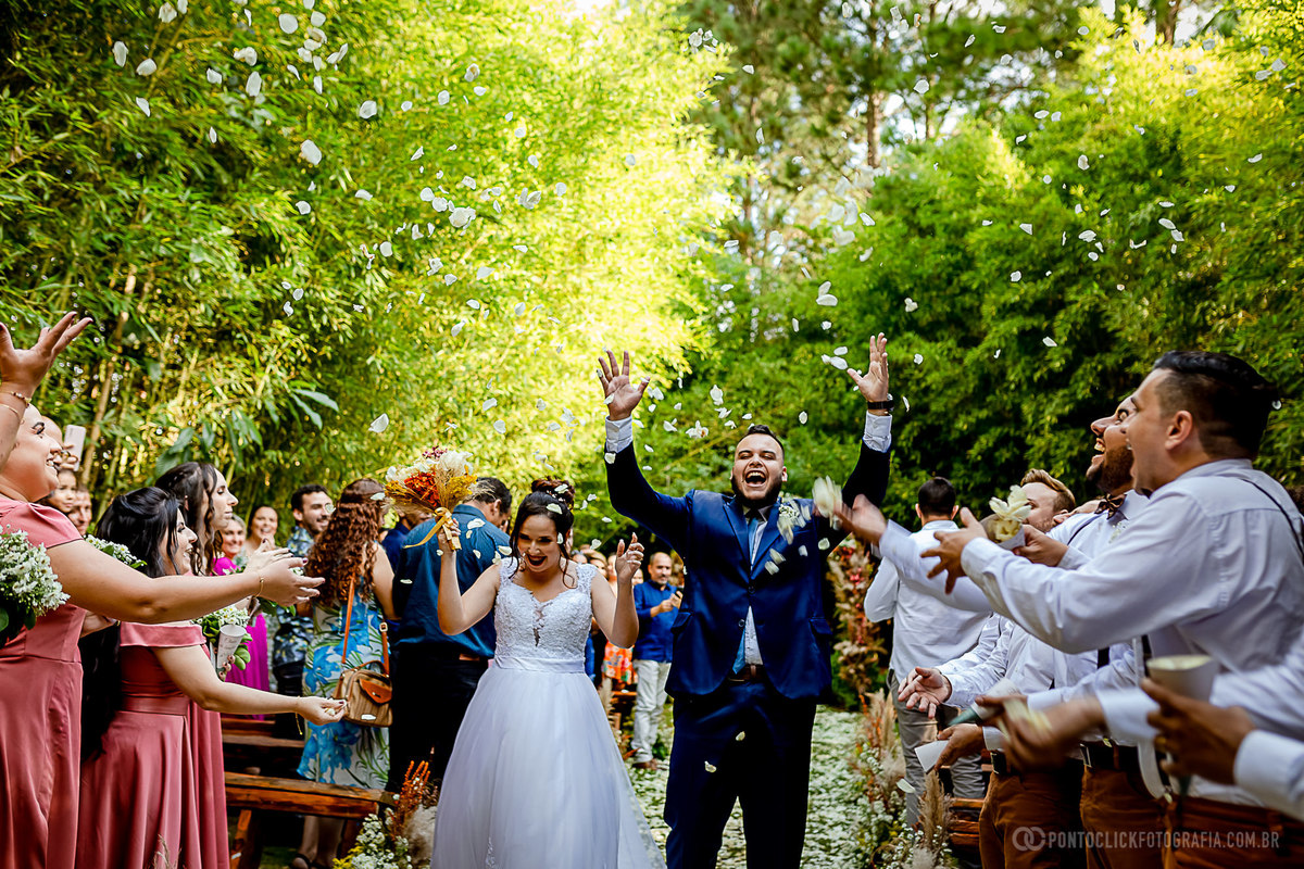 noivos na chuva de petalas do espaço laforet