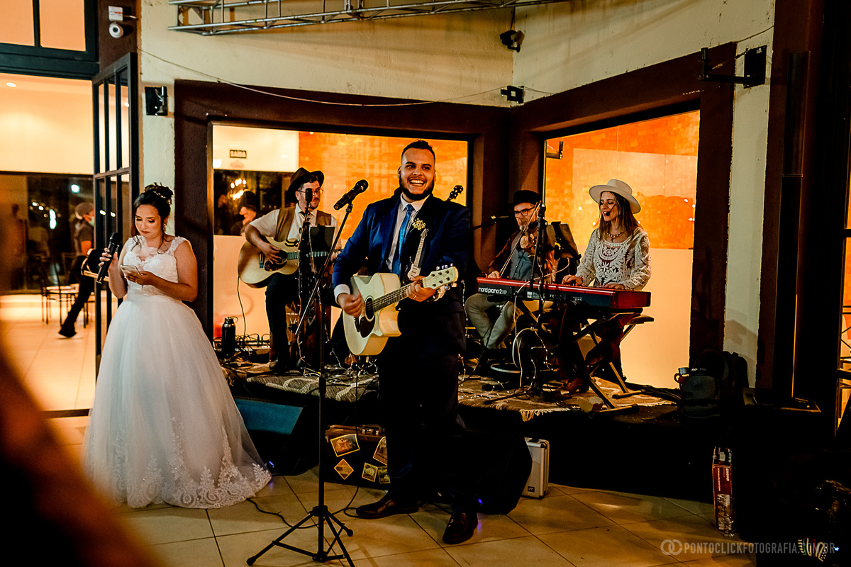noiva cantando noivo cantando e tocando na festa de casamento 