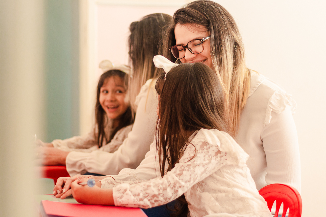 fotografia de ensaio família lifestyle em casa, mãe e filha no bairro jardim das vertentes na cidade de SP