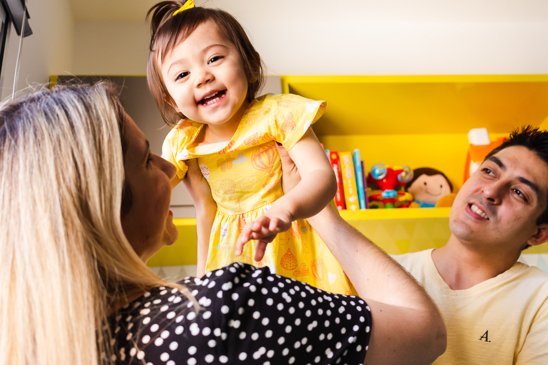 fotografia de ensaio família lifestyle em casa, no bairro vila Andrade no Morumbi na cidade de SP