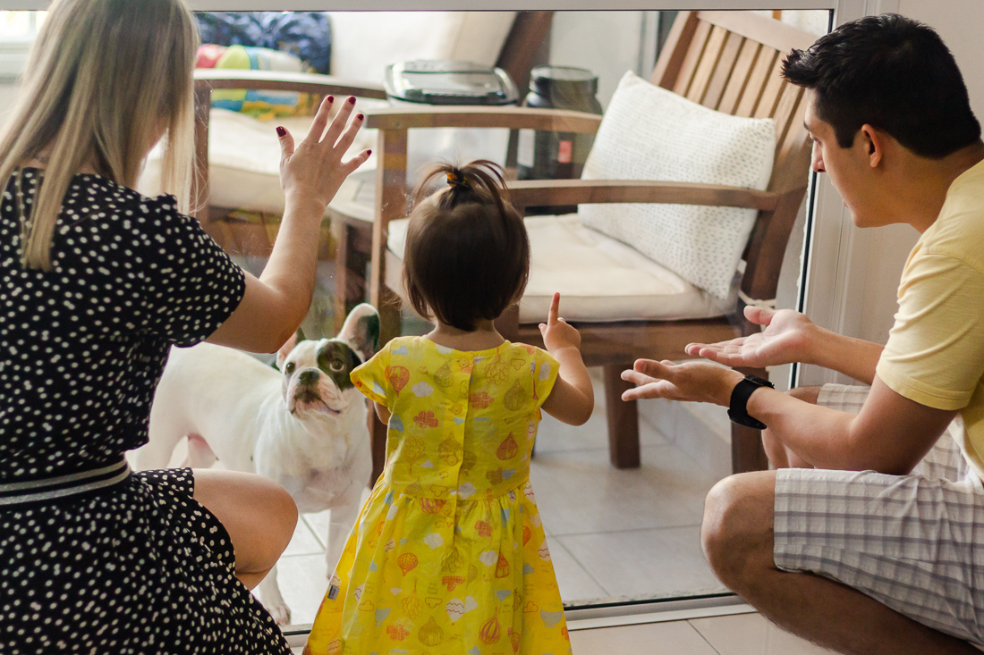fotografia de ensaio família lifestyle em casa, no bairro vila Andrade no Morumbi na cidade de SP