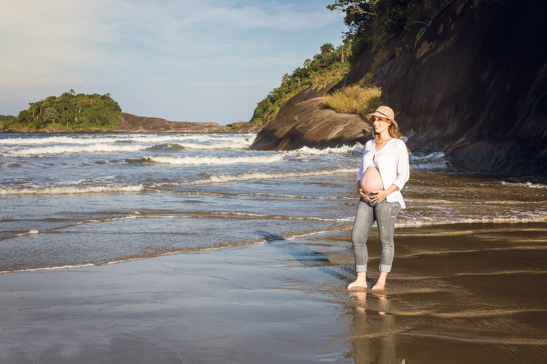 Ensaio fotográfico de gestante na praia em Bertioga na cidade de São Paulo 