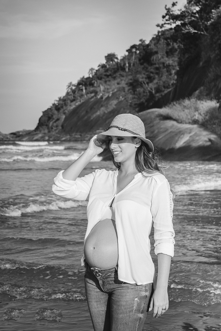 Ensaio fotográfico de gestante na praia em Bertioga na cidade de São Paulo 