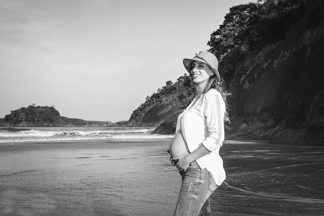 Ensaio fotográfico de gestante na praia em Bertioga na cidade de São Paulo 