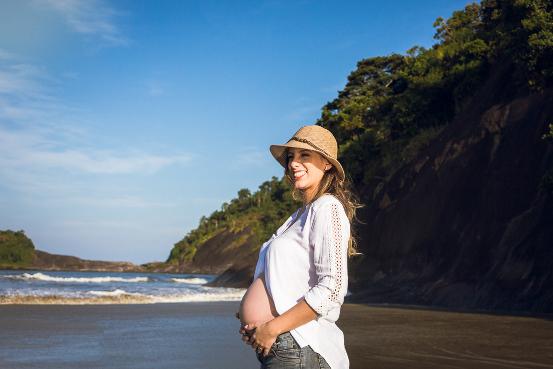 Ensaio fotográfico de gestante na praia em Bertioga na cidade de São Paulo 