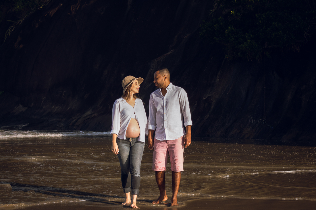 Ensaio fotográfico de gestante na praia em Bertioga na cidade de São Paulo 