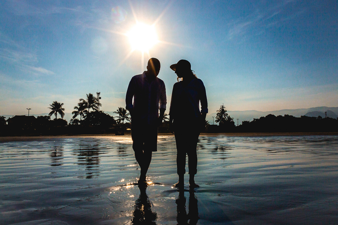 Ensaio fotográfico de gestante na praia em Bertioga na cidade de São Paulo com pôr do sol 