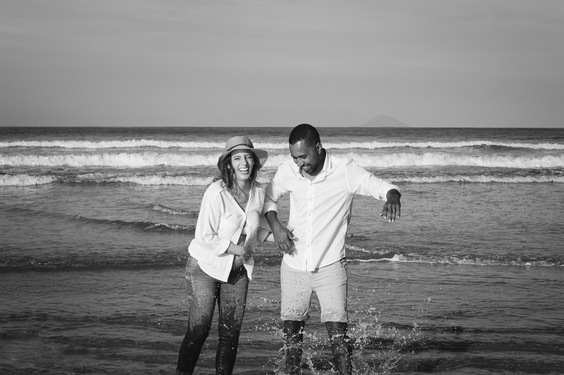 Ensaio fotográfico de gestante na praia em Bertioga na cidade de São Paulo 