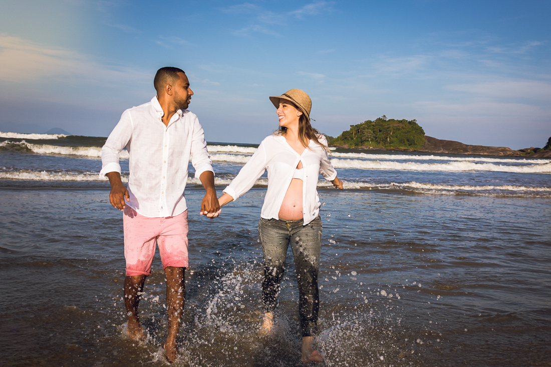 Ensaio fotográfico de gestante na praia em Bertioga na cidade de São Paulo 