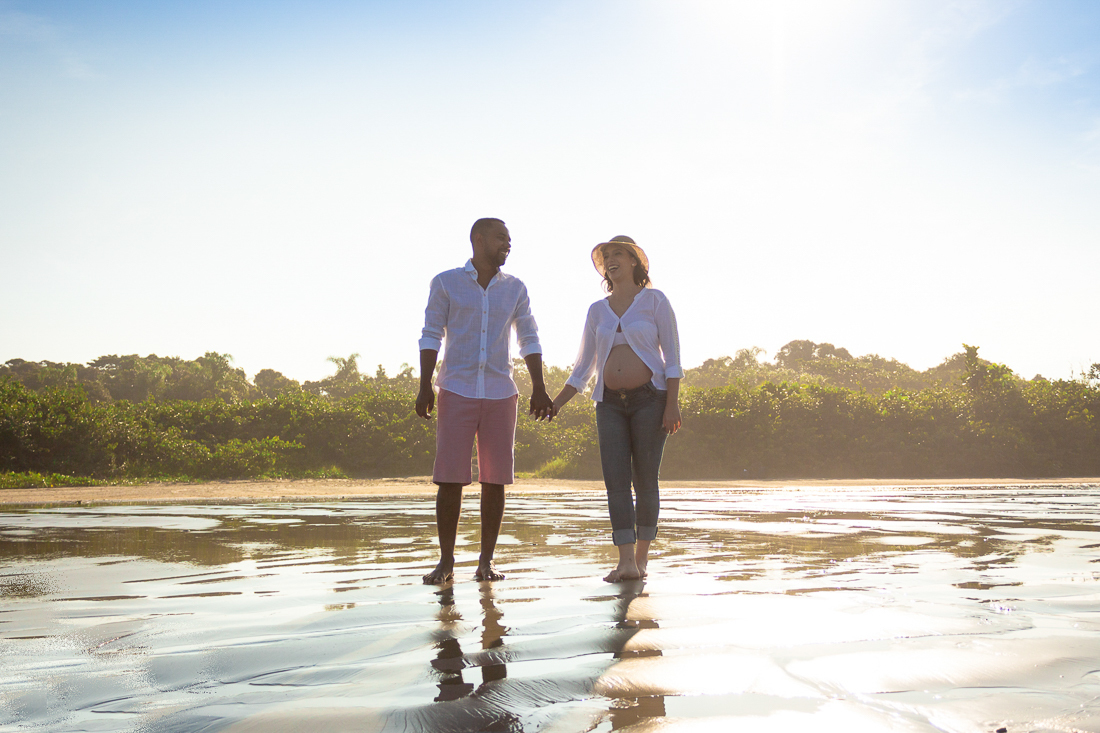 Ensaio fotográfico de gestante na praia em Bertioga na cidade de São Paulo 
