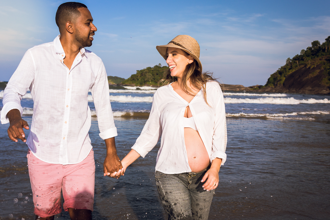 Ensaio fotográfico de gestante na praia em Bertioga na cidade de São Paulo 