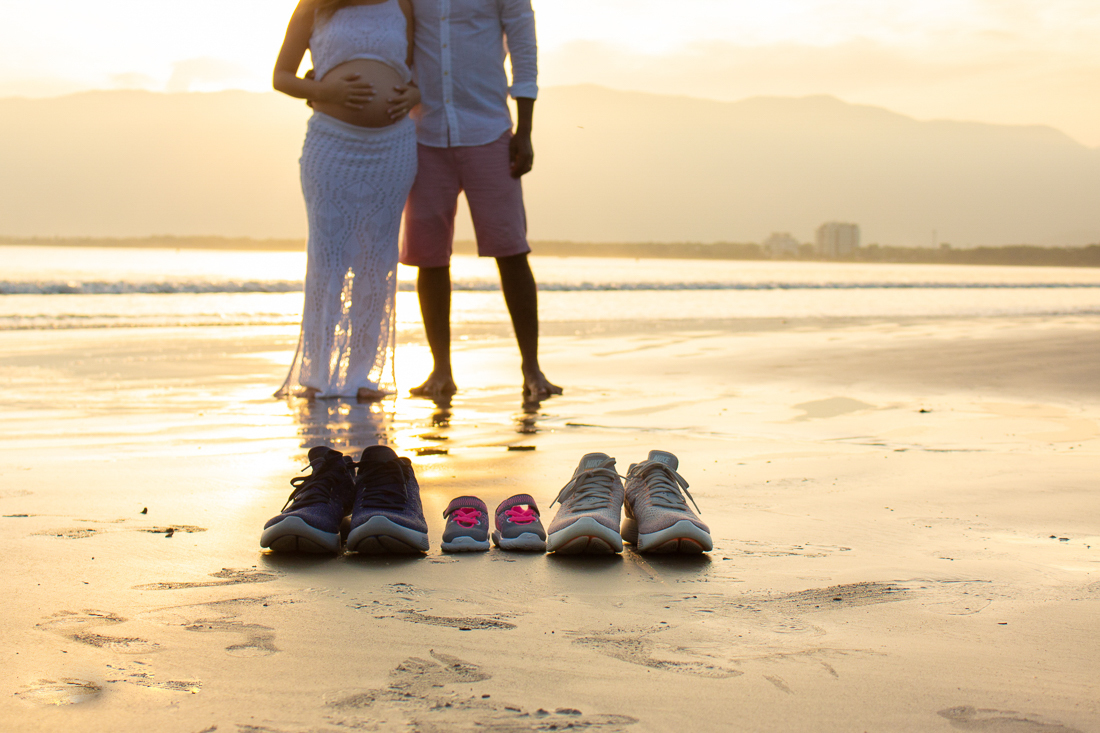 Ensaio fotográfico de gestante na praia em Bertioga na cidade de São Paulo 