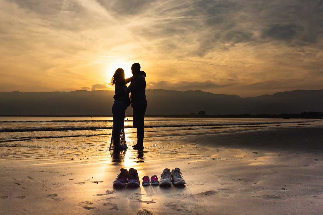 Ensaio fotográfico de gestante na praia em Bertioga na cidade de São Paulo com pôr do sol 