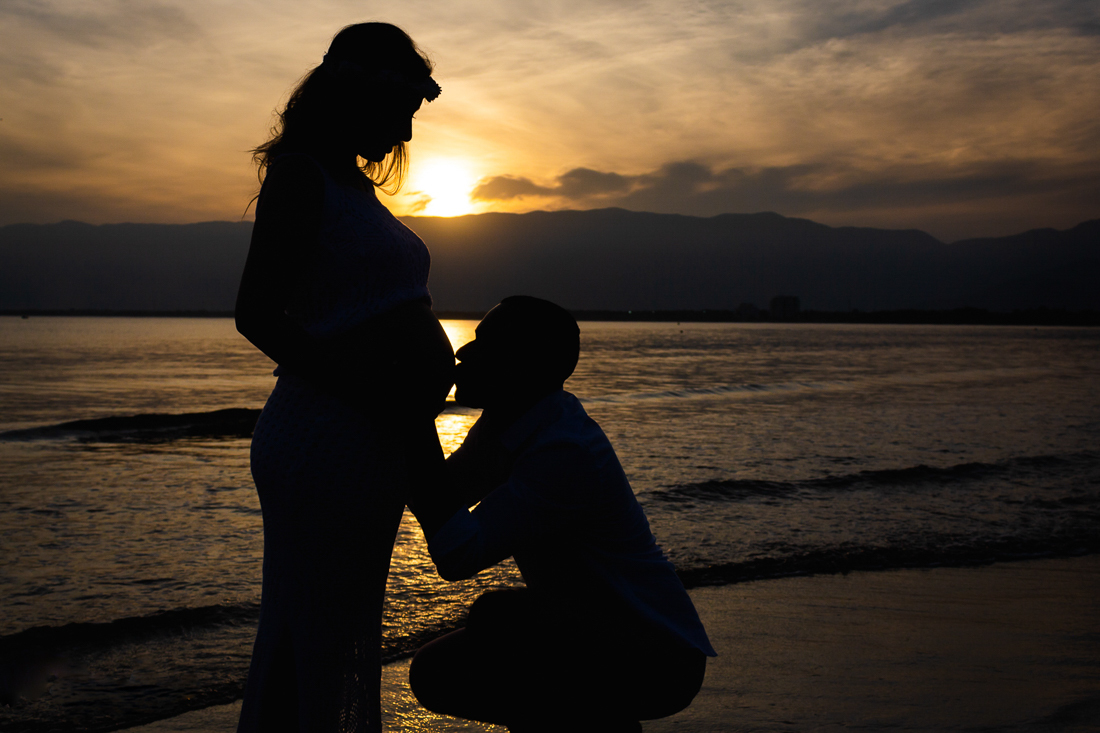 Ensaio fotográfico de gestante na praia em Bertioga na cidade de São Paulo com pôr do sol 