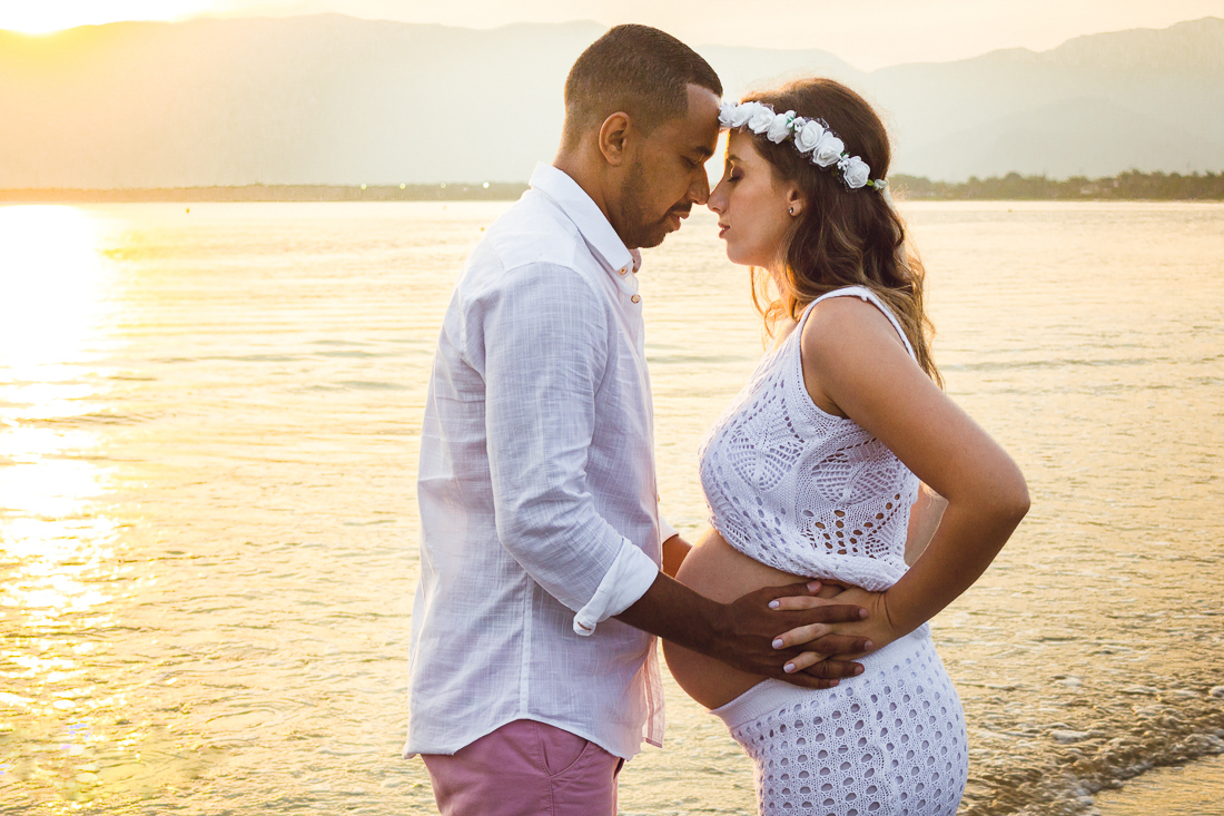 Ensaio fotográfico de gestante na praia em Bertioga na cidade de São Paulo 