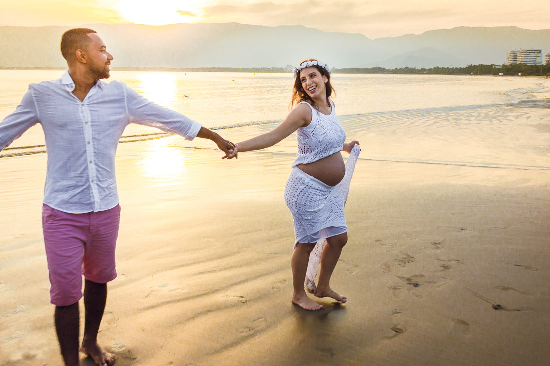 Ensaio fotográfico de gestante na praia em Bertioga na cidade de São Paulo 