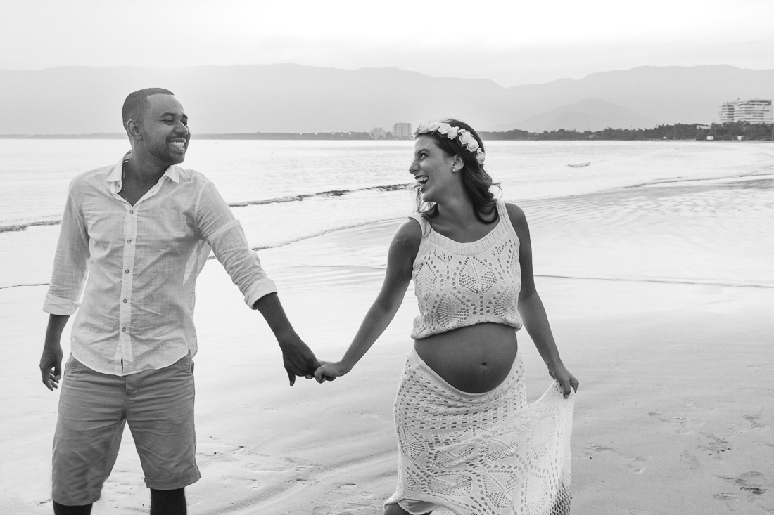 Ensaio fotográfico de gestante na praia em Bertioga na cidade de São Paulo 