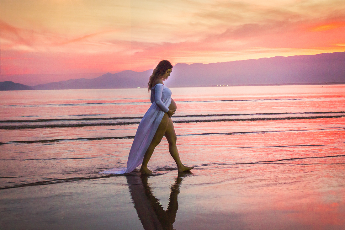 Ensaio fotográfico de gestante na praia em Bertioga na cidade de São Paulo com pôr do sol 